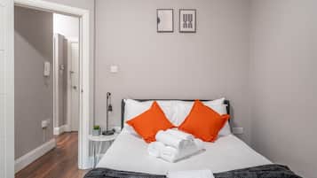 2 bedrooms, desk, iron/ironing board, WiFi