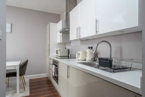 Fridge, microwave, oven, stovetop - Watford Town Cntr 2 Bedroom Apartment Free Parking (Watford)