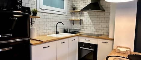 Réfrigérateur, four à micro-ondes, un four, cafetiÚre-théiÚre