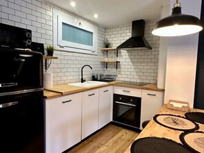 Kjøleskap, mikrobølgeovn, ovn og kaffetrakter/tekoker