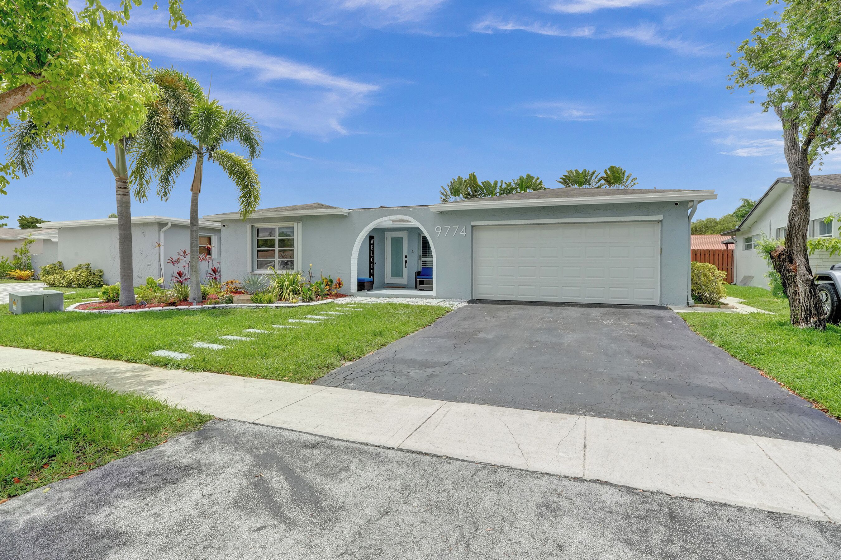 Charming 3-bedroom house in Sunrise with a pool for you family.