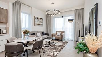 Premium appartement, 1 slaapkamer, balkon, uitzicht op stad | Woonkamer | Een 50-inch smart-tv met digitale zenders