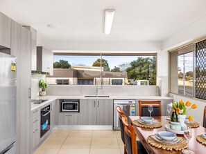 Réfrigérateur, four à micro-ondes, un four, surface de cuisson