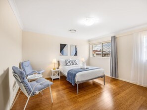 3 habitaciones, tabla de planchar con plancha, wifi y ropa de cama 
