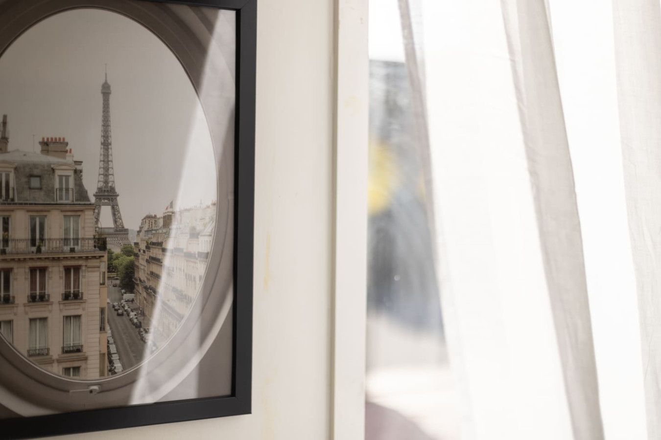 Une photographie encadrée de la Tour Eiffel et des bâtiments parisiens.