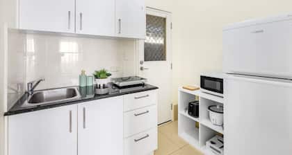 Lovely tiny home at Sunnybank CBD Street Parking