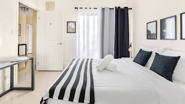 A hotel room with a bed, a desk, and a door. - Lovely tiny home at Sunnybank CBD Street Parking (Sunnybank)