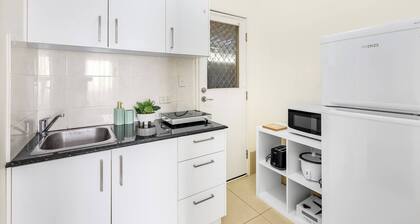 Lovely tiny home at Sunnybank CBD Street Parking