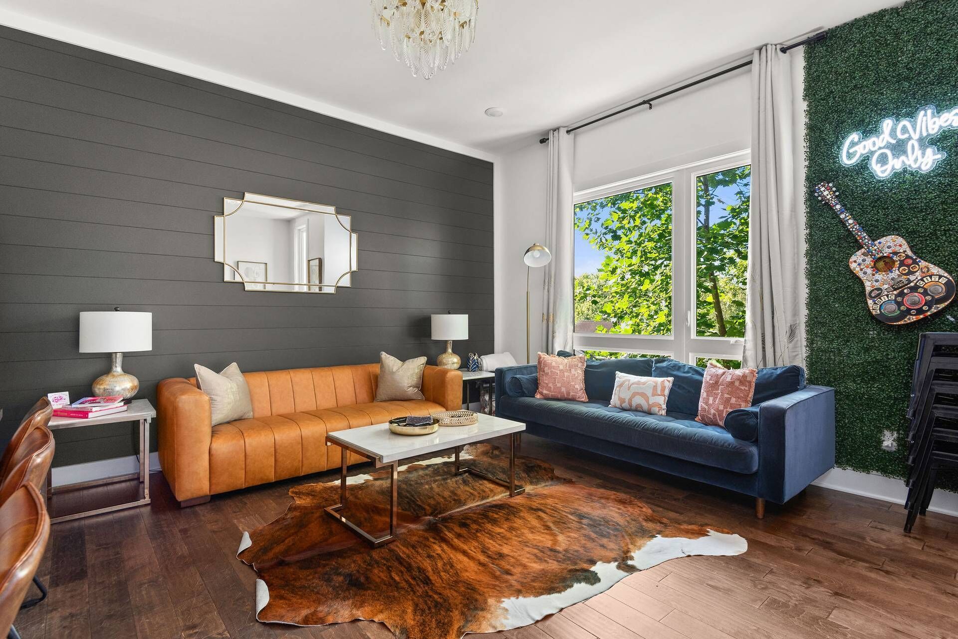 V849 ~ Super Clean ~ 8 Minutes to Downtown! ~ 4 Private Suites ~ Walk to Coffee Shop and Brewery