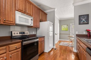 Kjøleskap, mikrobølgeovn, oppvaskmaskin og kaffetrakter/tekoker