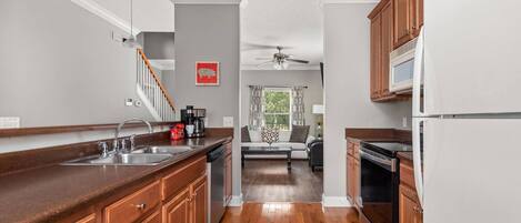 Frigorifero, microonde, lavastoviglie, macchina per tè/caffè