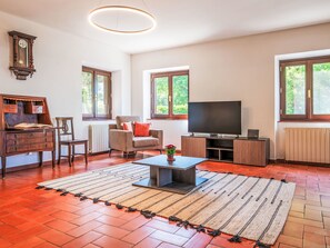 Fernseher, Kamin