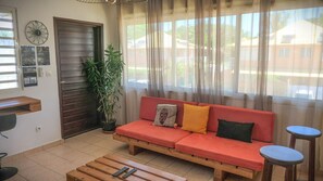 Apartament bàsic | Sala d'estar | Televisor de pantalla plana 
