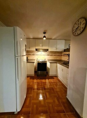 Private kitchen - Cozy 2-bedroom apartment in amazing Cuenca with WiFi (Cuenca)
