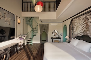 Family Suite Garden View | Zona de estar | Smart TV de 50 pulgadas con canales digitales