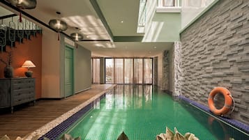 Innendørsbasseng, bassengparasoller og solsenger