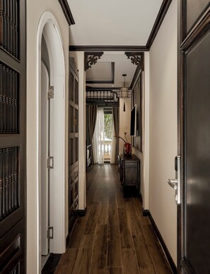 Deluxe Triple Indochine | บริเวณนั่งเล่น | สมาร์ททีวี 50 นิ้ว พร้อมช่องดิจิตอล