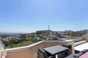 Outdoor dining - Liiiving in Gaia - Panoramic Terrace Penthouse (Vila Nova de Gaia)