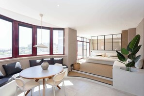 Unclassified image, 2 of 32, button