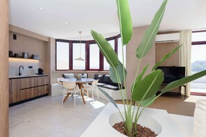 TV, offices - Liiiving in Gaia - Panoramic Terrace Penthouse (Vila Nova de Gaia)