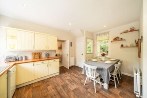 House | 2 bedrooms - Red Squirrel Cottage Pet Friendly Family Adventure Retreat in Aberdeenshire (Alford)