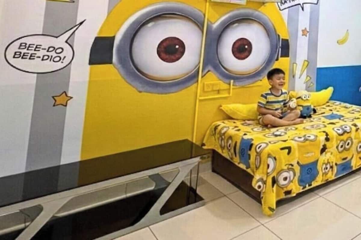 Een speelruimte voor kinderen met een Minion-bed en speeltoestellen.