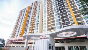 Un edificio de gran altura con una entrada destacada que dice 'KSC Residences'.