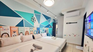 Una habitación de hotel con dos camas, un reloj de pared, un televisor y un diseño geométrico en la pared.
