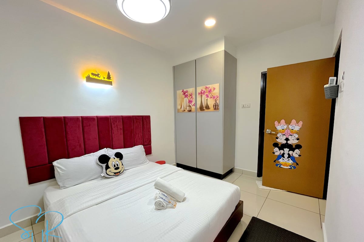 Mickey Themed Large near Ikea/Toppen | 2 bedrooms, iron/ironing board, free WiFi