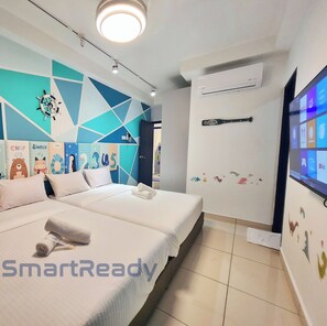 Una habitación de hotel con dos camas, un reloj de pared, un televisor y un diseño geométrico en la pared.