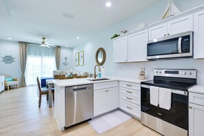 Frigorifero, microonde, piano cottura, lavastoviglie