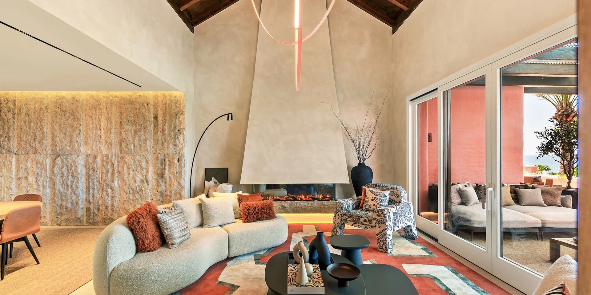 Televisie, een open haard en een stereo