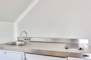 Fridge, coffee/tea maker, cookware/dishes/utensils - Long Island Duplex By Airport & Train (Valley Stream)