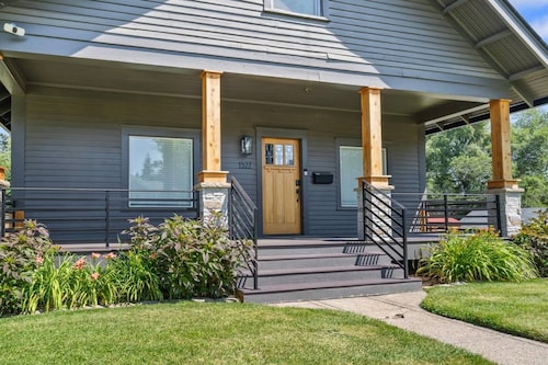 3BR/3BA Craftsman in South Perry—sleeps 8, hot tub, BBQ, Wi‑Fi.