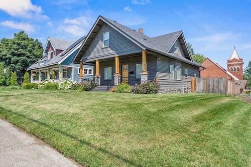 3BR/3BA Craftsman in South Perry—sleeps 8, hot tub, BBQ, Wi‑Fi.
