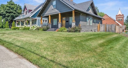 3BR/3BA Craftsman in South Perry—sleeps 8, hot tub, BBQ, Wi‑Fi.