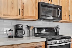 Fridge, microwave, oven, stovetop - 3BR/3BA Craftsman in South Perry—sleeps 8, hot tub, BBQ, Wi‑Fi. (Spokane)