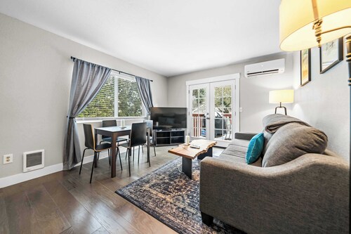 Steps to Manito Park | Home + Private Suite