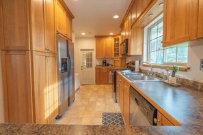 Private kitchen - Steps to Manito Park | Home + Private Suite (Spokane)