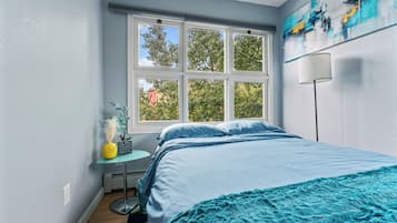 2 bedrooms, desk, WiFi, bed sheets