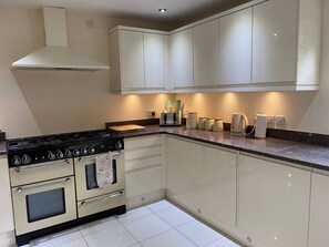 Fridge, microwave, oven, stovetop - The Old Rose And Crown - St Neots (St. Neots)