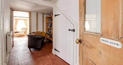 4 BR & 2 Bathroom House Parking Garden St Neots Town Centre