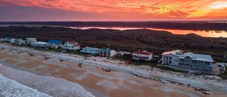 Na praia, toalhas de praia, passeios de lancha, prática de pesca