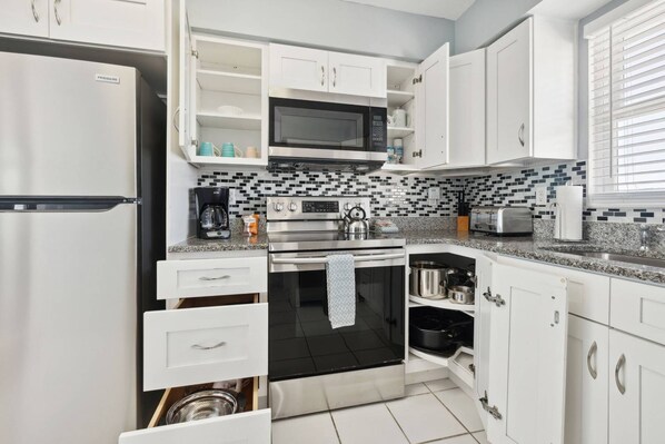 Refrigerador, microondas, horno, placa de cocina