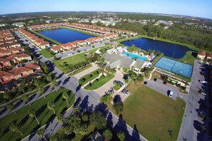 Et boligområde med to store søer, en swimmingpool og en tennisbane.