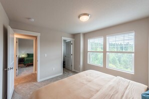 5 bedrooms, desk, iron/ironing board, travel cot