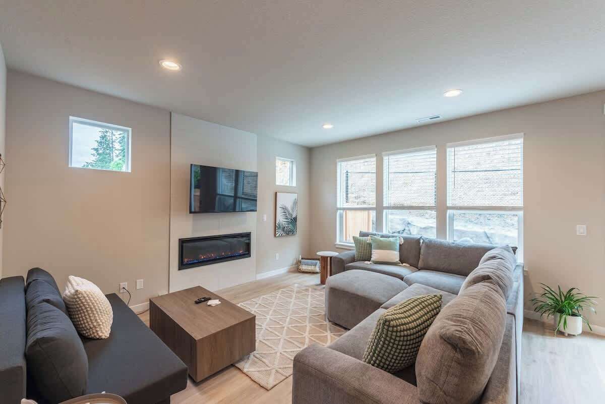 Televisión, chimenea y oficina 