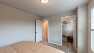 5 habitaciones, escritorio y tabla de planchar con plancha