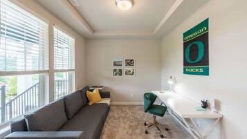 Televisión, chimenea y oficina