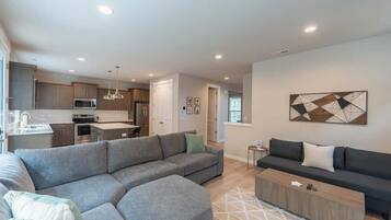 Televisión, chimenea y oficina